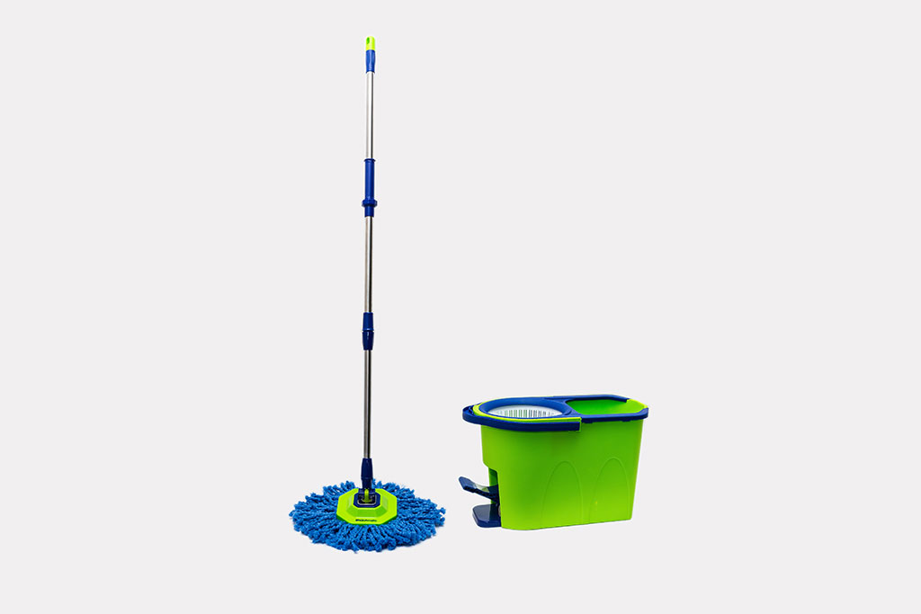 Turbo. Universal wet cleaning system with a manually powered centrifuge